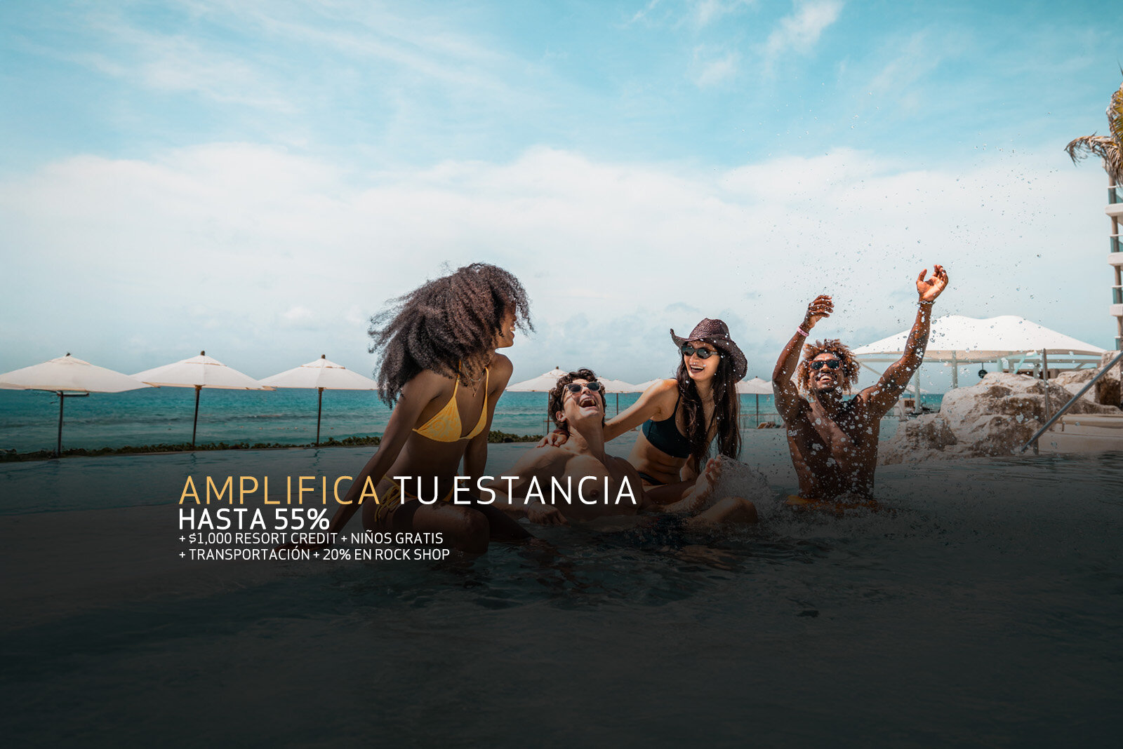 Dos mujeres tomadas de la mano en una playa