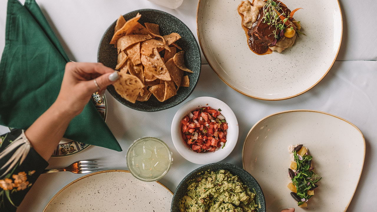 una mesa con platos de comida y bebida