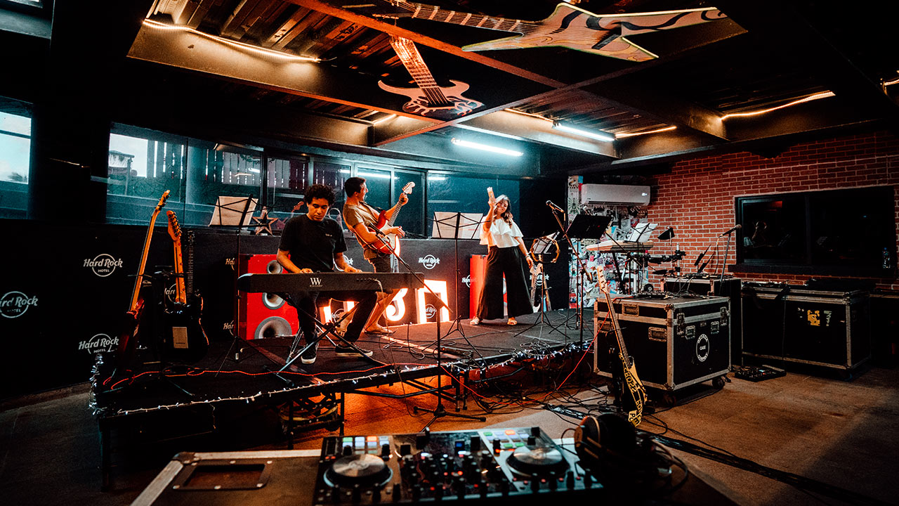 un grupo de personas tocando instrumentos en un escenario