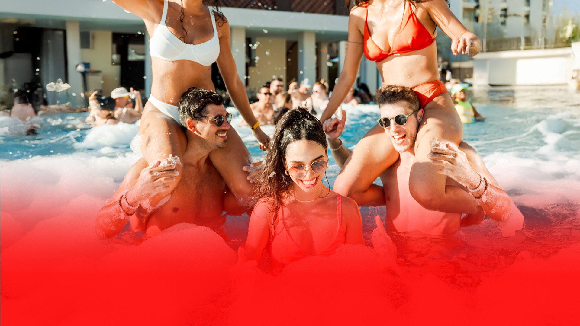 un grupo de personas en una piscina