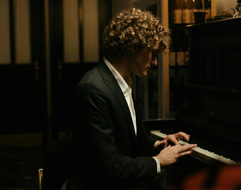 PIANO BAR