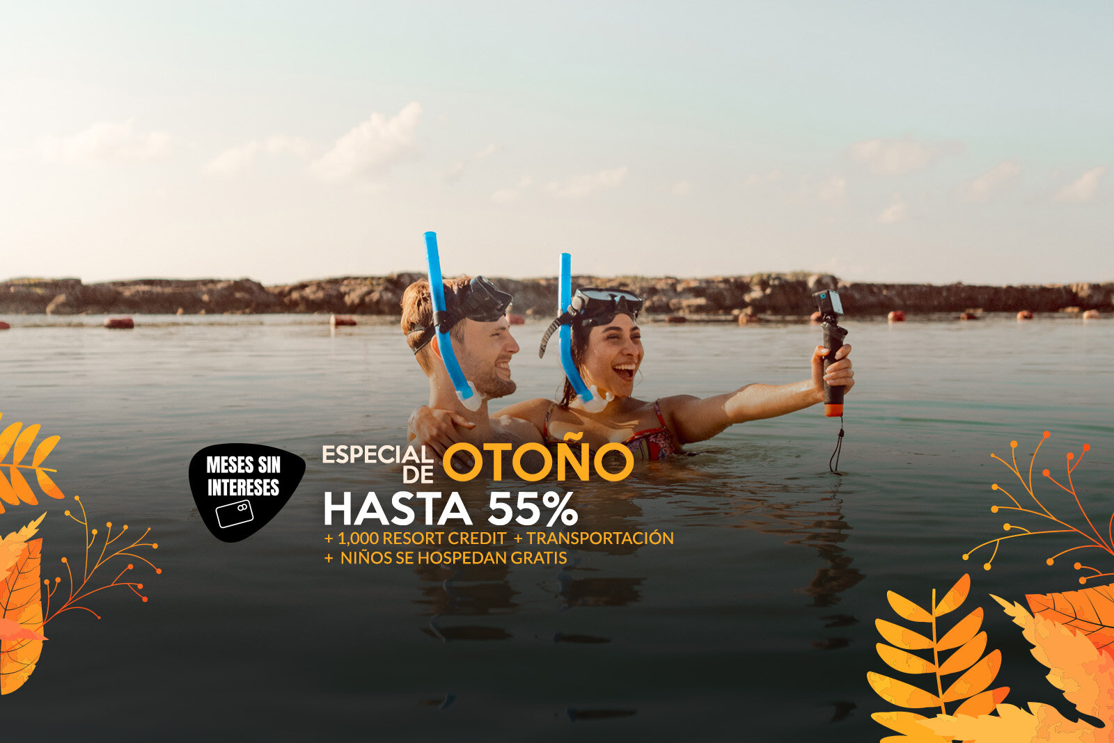 un hombre y una mujer en el agua sosteniendo snorkels