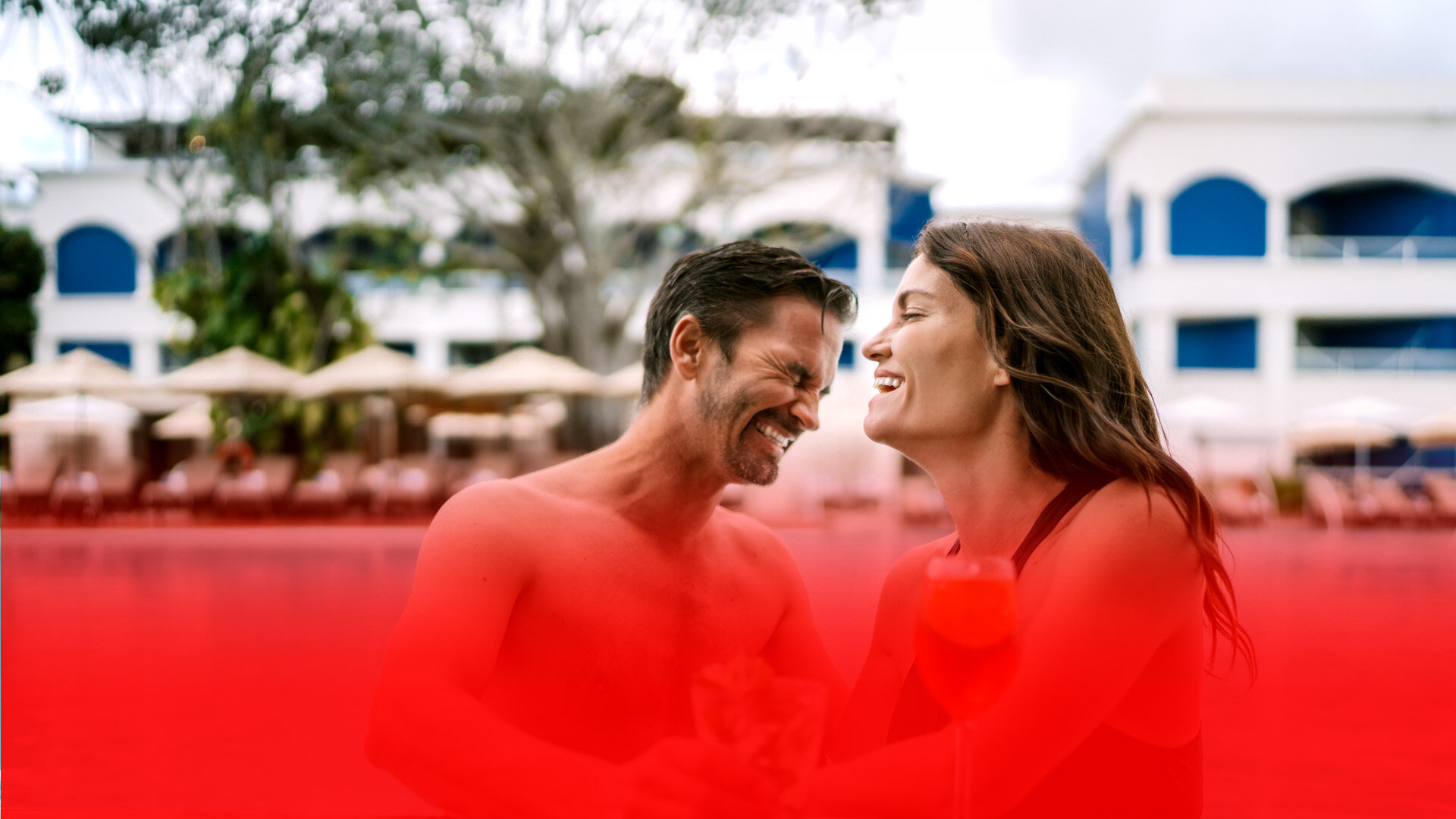 un hombre y una mujer sonriéndose