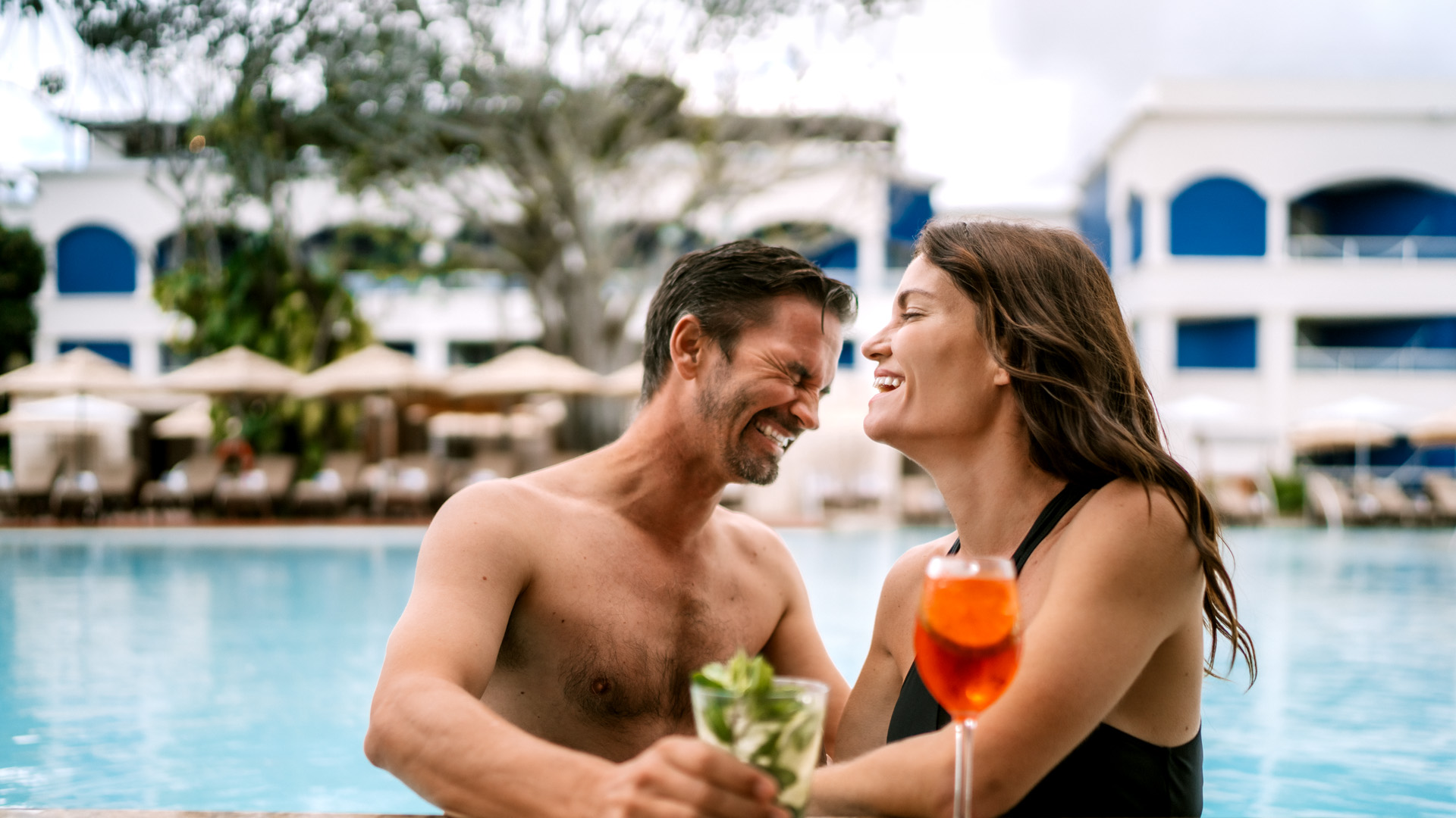 un hombre y una mujer sonriéndose
